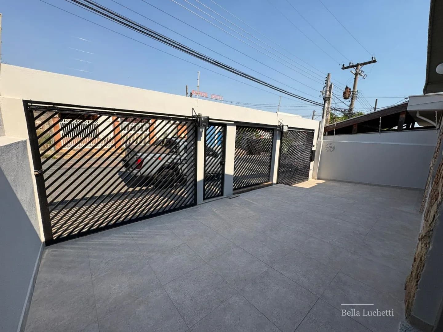 Casa reformada com edícula, três dormitórios e garagem para quatro carros